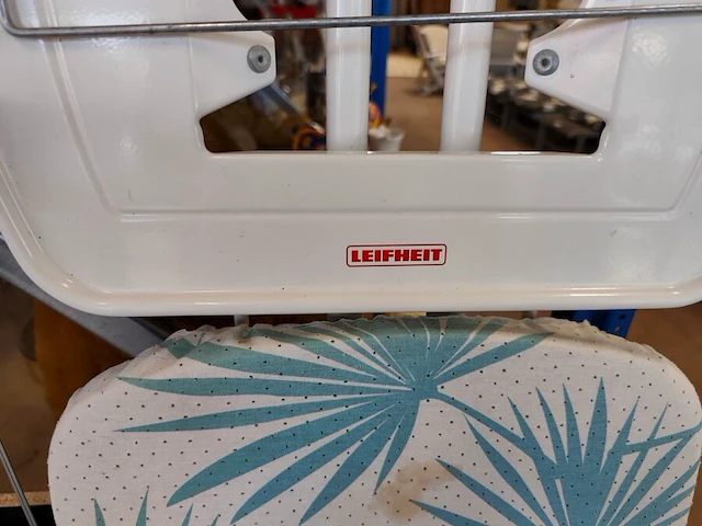 2 sets houten schoenspanners ermenegildo zegna in lederen opbergdoos, groene lederen golftas jaguar, ronde verrijdbare wasmand met verchroomd metalen frame en witte stoffen zak - afbeelding 13 van  15