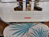 2 sets houten schoenspanners ermenegildo zegna in lederen opbergdoos, groene lederen golftas jaguar, ronde verrijdbare wasmand met verchroomd metalen frame en witte stoffen zak - afbeelding 13 van  15