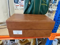 2 sets houten schoenspanners ermenegildo zegna in lederen opbergdoos, groene lederen golftas jaguar, ronde verrijdbare wasmand met verchroomd metalen frame en witte stoffen zak - afbeelding 14 van  15