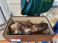 2 sets houten schoenspanners ermenegildo zegna in lederen opbergdoos, groene lederen golftas jaguar, ronde verrijdbare wasmand met verchroomd metalen frame en witte stoffen zak - afbeelding 15 van  15