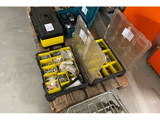 2 sorteerbakken met inhoud - afbeelding 1 van  4