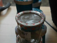 2 st inmaakglazen en 6 st opbergdoosjes