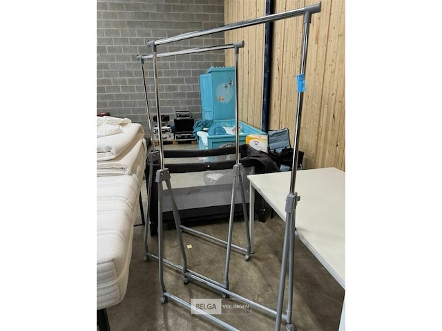 2 staande kapstokken op wielen - afbeelding 1 van  5