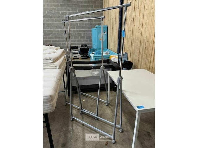 2 staande kapstokken op wielen - afbeelding 2 van  5
