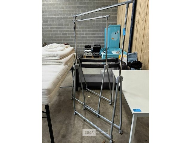 2 staande kapstokken op wielen - afbeelding 3 van  5