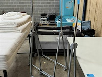 2 staande kapstokken op wielen - afbeelding 3 van  5