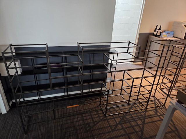 2 stalen rekken / hangconstructie - afbeelding 1 van  9