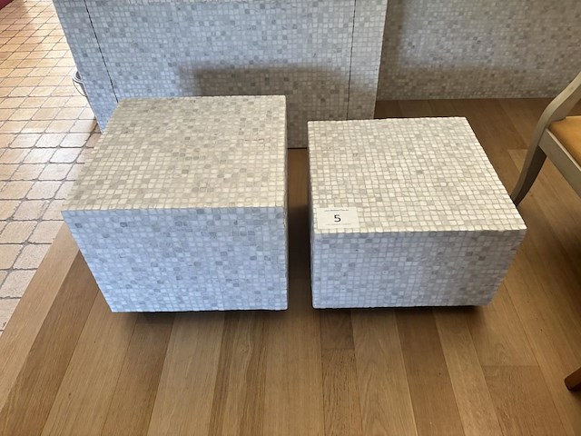 2 stenen kubussen - afbeelding 1 van  3