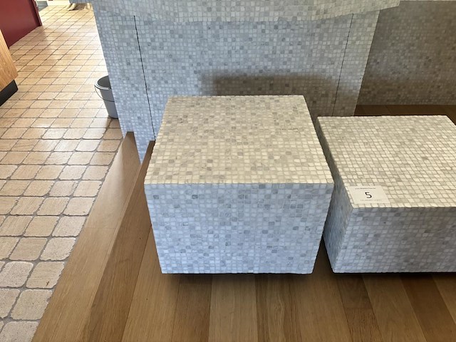 2 stenen kubussen - afbeelding 2 van  3