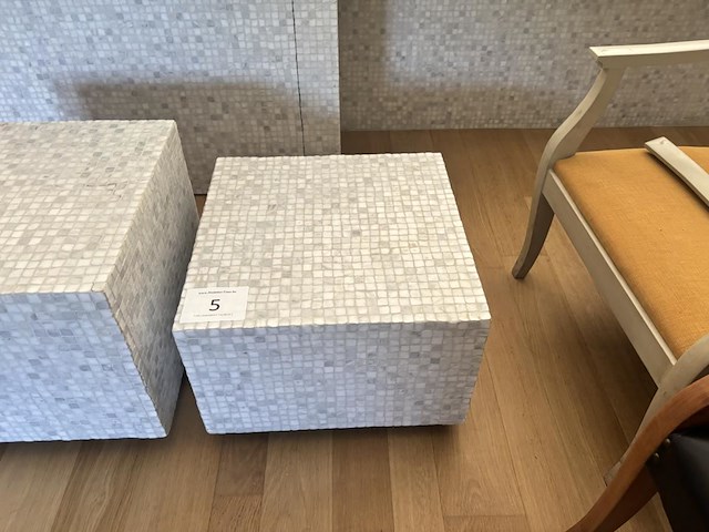 2 stenen kubussen - afbeelding 3 van  3