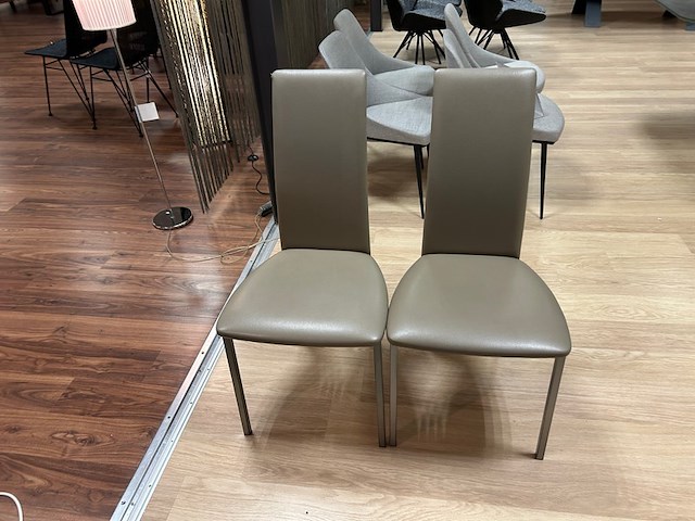 2 stoelen - afbeelding 1 van  6