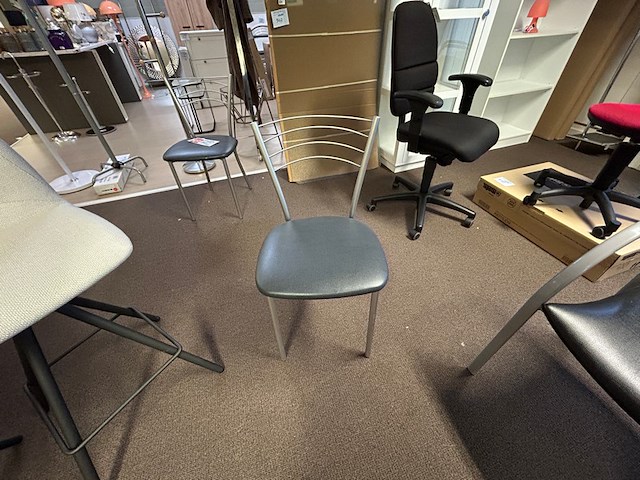 2 stoelen - afbeelding 1 van  7