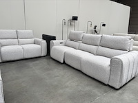 2 stoffen bankstellen waarvan 1 met relaxfunctie