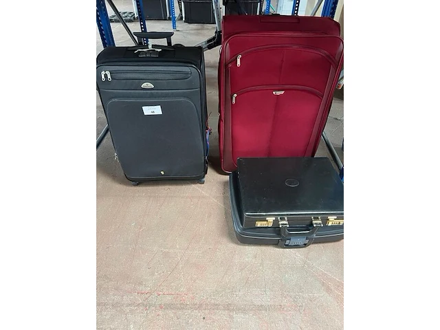 2 stoffen reiskoffers bordeaux en zwart, 2 zwarte aktetassen - afbeelding 1 van  3