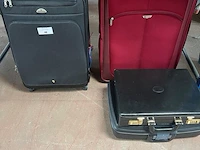 2 stoffen reiskoffers bordeaux en zwart, 2 zwarte aktetassen