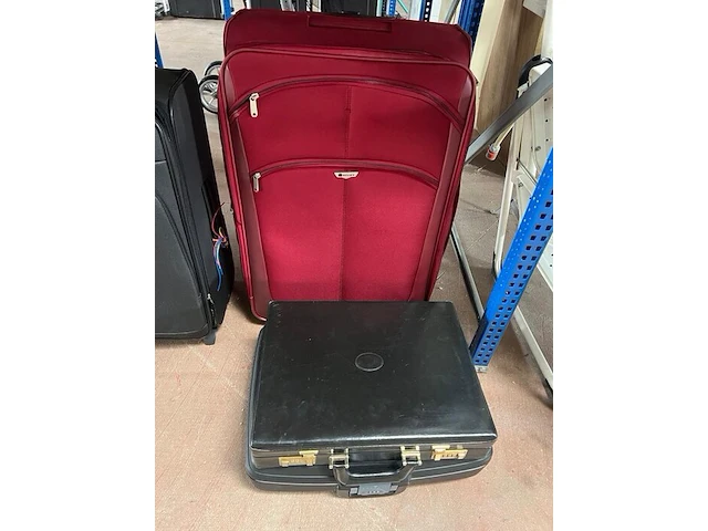 2 stoffen reiskoffers bordeaux en zwart, 2 zwarte aktetassen - afbeelding 2 van  3