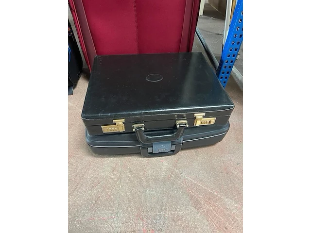 2 stoffen reiskoffers bordeaux en zwart, 2 zwarte aktetassen - afbeelding 3 van  3