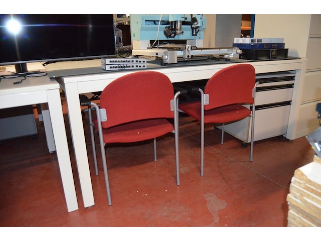 2 stoffen vergaderstoelen, rechthoekige witte tafel 100 x 200 cm (188,219) - afbeelding 4 van  7