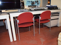 2 stoffen vergaderstoelen, rechthoekige witte tafel 100 x 200 cm (188,219) - afbeelding 4 van  7