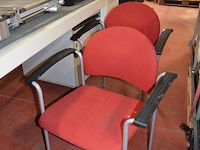 2 stoffen vergaderstoelen, rechthoekige witte tafel 100 x 200 cm (188,219) - afbeelding 7 van  7