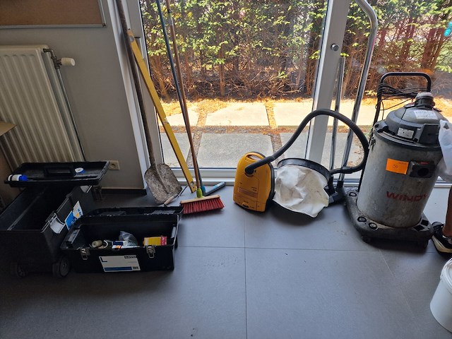 2 stofzuigers + werkmateriaal & koffers - afbeelding 4 van  9