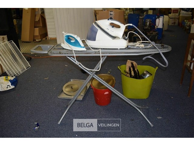 2 strijkijzers en strijkplank - afbeelding 1 van  3