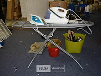 2 strijkijzers en strijkplank - afbeelding 1 van  3