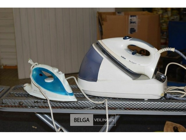 2 strijkijzers en strijkplank - afbeelding 2 van  3