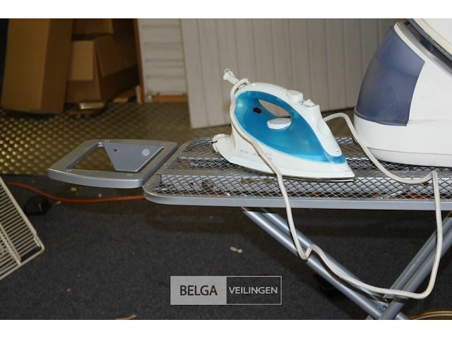 2 strijkijzers en strijkplank - afbeelding 3 van  3