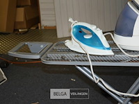 2 strijkijzers en strijkplank - afbeelding 3 van  3