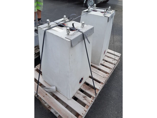 2 stuks betonsokkel voor rvs zuil - afbeelding 1 van  2