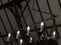 2 stuks rustieke smeedijzeren kroonluchter met houten balk met 8 lampen - afbeelding 3 van  3