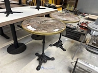2 tafels van plm 60 x 75 cm voorzien van formica bovenblad en metalen onderstel