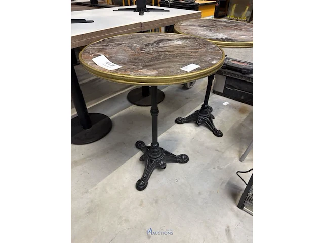 2 tafels van plm 60 x 75 cm voorzien van formica bovenblad en metalen onderstel - afbeelding 2 van  3