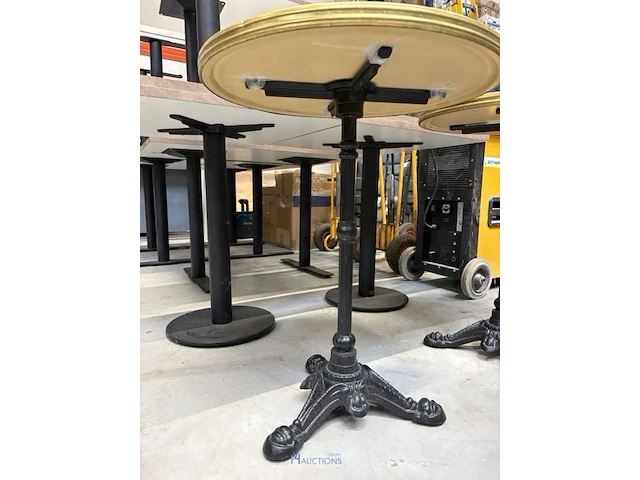 2 tafels van plm 60 x 75 cm voorzien van formica bovenblad en metalen onderstel - afbeelding 3 van  3
