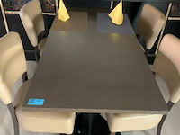 2 tafeltjes en 4 stoelen - afbeelding 1 van  2