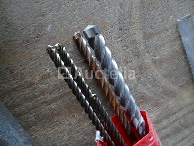 2 tanks met verschillende gereedschappen detail: . 2 mandrels. hoogtepunten (hilti, hitachi, enz.). glijmiddelen. diversen - afbeelding 11 van  17