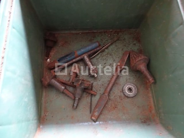 2 tanks met verschillende gereedschappen detail: . 2 mandrels. hoogtepunten (hilti, hitachi, enz.). glijmiddelen. diversen - afbeelding 15 van  17