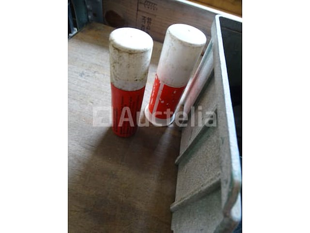 2 tanks met verschillende gereedschappen detail: . 2 mandrels. hoogtepunten (hilti, hitachi, enz.). glijmiddelen. diversen - afbeelding 17 van  17