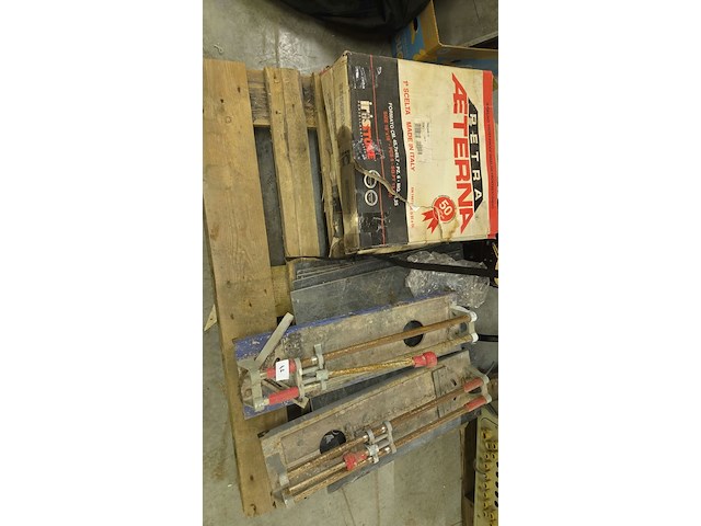 2 tegelsnijders en tegels - afbeelding 1 van  1