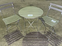 2 terrasstoelen en 1 tafel