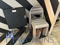 2 terrastafels met stoelen