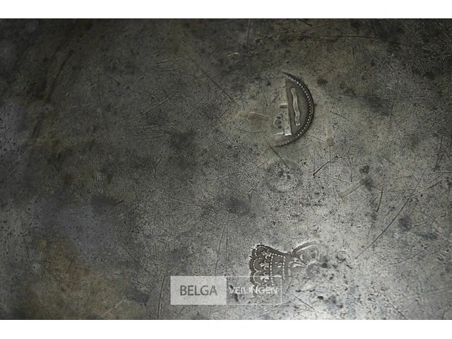 2 tinnen schotels vermoedelijk 18 eeuws met keurmerk - afbeelding 2 van  5