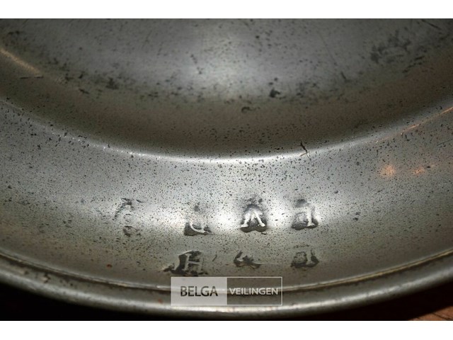 2 tinnen schotels vermoedelijk 18 eeuws met keurmerk - afbeelding 5 van  5