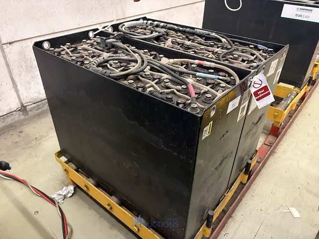 2 tractiebatterijen battery supplies - afbeelding 1 van  6