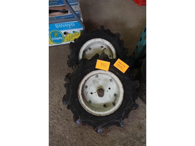 2 tractorbanden op velg 400-9-2pr - afbeelding 1 van  3