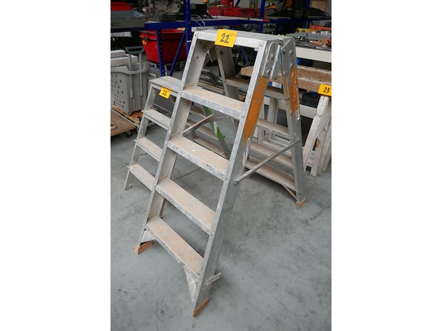 2 trapladders - afbeelding 1 van  4