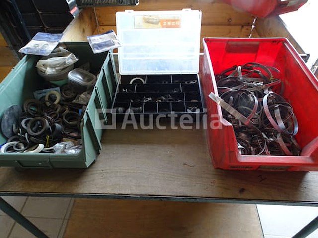 2 trays met pakkingen en slangklemmen. - afbeelding 1 van  9