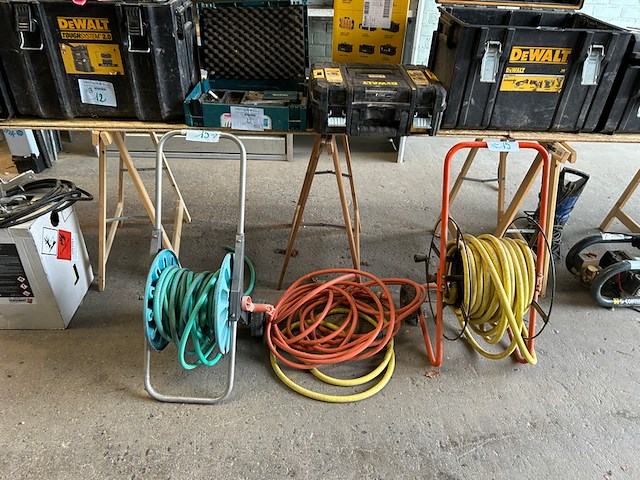 2 tuinslangen op haspel - afbeelding 1 van  6