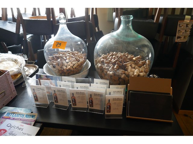 2 vazen met champagnekurken en -capsules + plexi tafelbordjes - afbeelding 1 van  3
